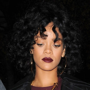 Les-cheveux-boucles-de-Rihanna
